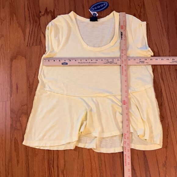 Scoop size medium 8–10 top bundle. One green and one yellow - Picture 7 of 9